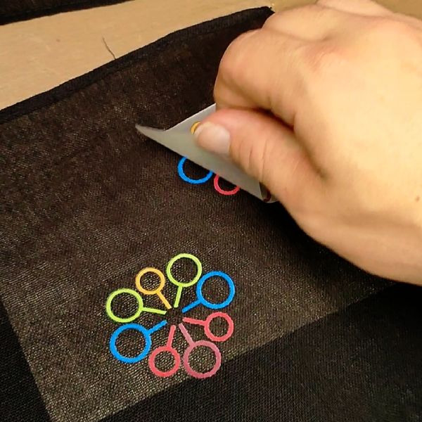 Brand-on sticker thermocollant personnalisé logo multicolor autocollant pour vetement et textile clair foncé à l'unité (1)